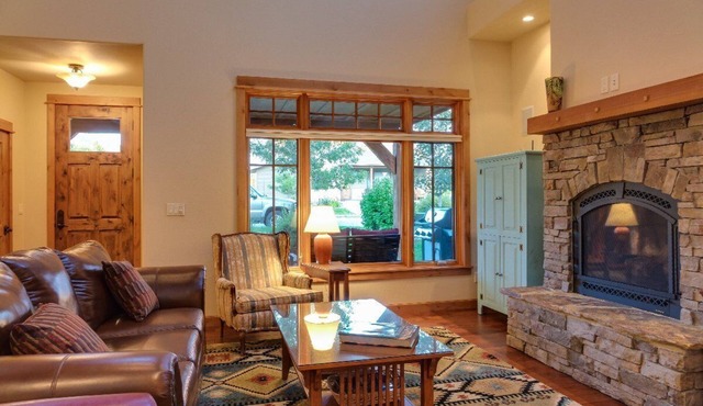 Blue Pine Cone-Modern Townhome Close to Bozeman and Bridger Creek Golf Course