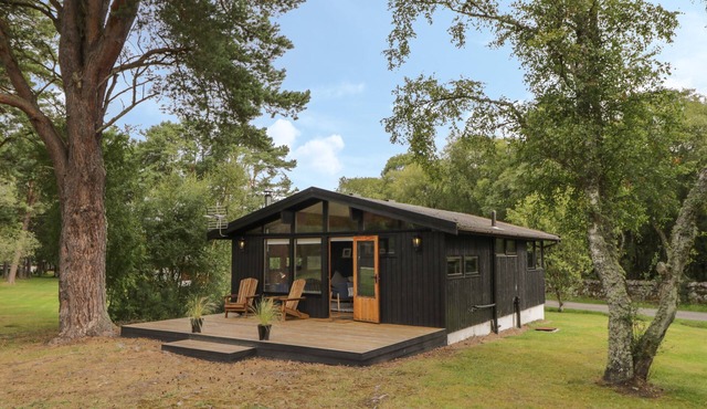 BLUE PINE LODGE, family friendly, with open fire in Dornoch