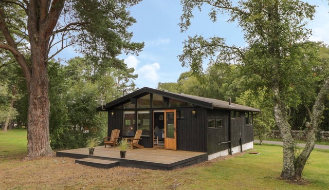 BLUE PINE LODGE, family friendly, with open fire in Dornoch