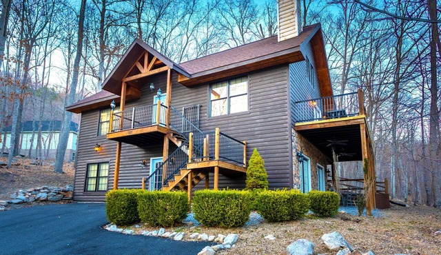 Blue Pine Lodge - w/Hot Tub - What a Mountain Cabin Should Be!