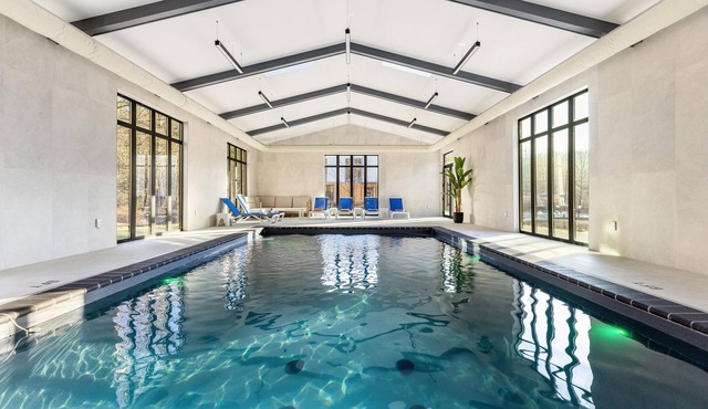 Blue Pond Ultra-modern retreat by Great Wolf with indoor pool