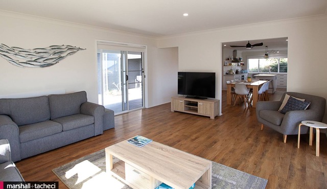 Blue Pool Hideaway: 7 Scenic Drive