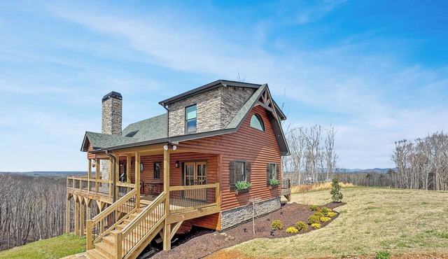 Blue Raven Lodge -Long Distance Mountain Views | Fireplace |
