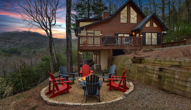 Blue Ridge Cabin: Mountain Views: Couple's Paradise: Hot Tub: Fire Pit: Arcade