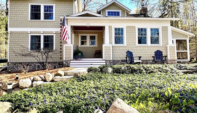 Blue Ridge Cottage- Charming 3-bedroom 2-bath on Crystal Lake