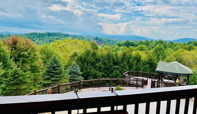 Blue Ridge Escape w/Views 🌄 Fire Pit Game-room Sleeps 8 Grayson Highlands