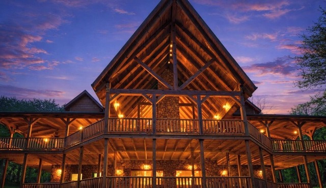Blue Ridge Lodge: Handicap Accessible 8 Bedroom lodge for 20 in Hocking Hills