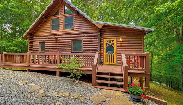 Blue Ridge Log Cabin w/Hot Tub & Game Room!