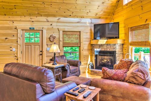 Blue Ridge Mountain Gem with Deck and Community Perks