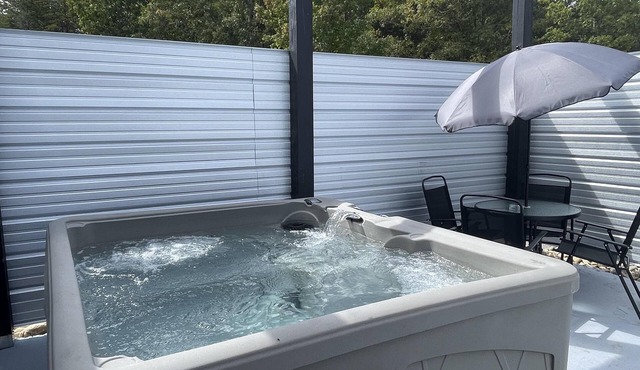 Blue Ridge Mountain Cottage – Hot Tub & Mountain Views Near Asheville