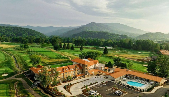Blue Ridge Mountain Views + Pool. Gym. Restaurant.