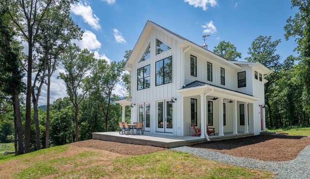 Blue Ridge Mountain Views - Heart of VA Wine Country