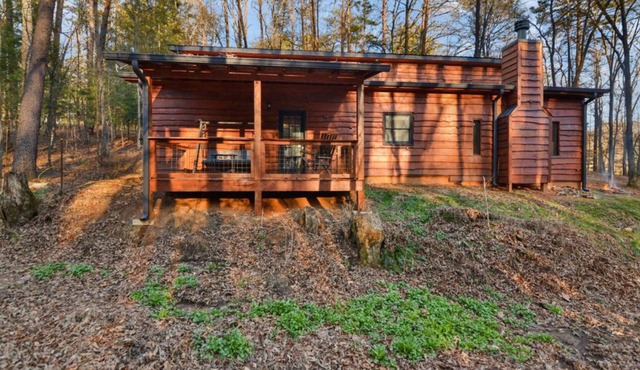 BLUE RIDGE MOUNTAINS BARNDOMINIUM nCozy 2-bedroom cabin in charming Cherry Log