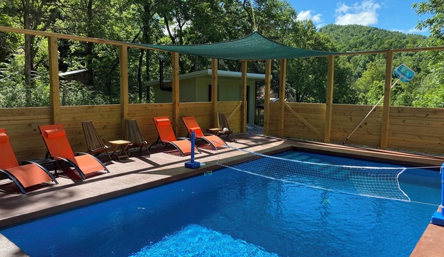Blue Ridge Mtn. Cottage with Hot Tub & Heated Pool Near Nelson 151 & Wintergreen