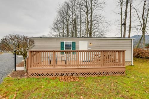 Blue Ridge Mtns Group Getaway with Hot Tub Access