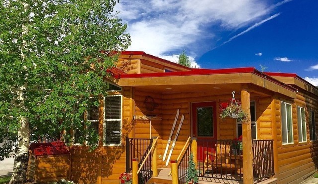 Blue River Basecamp 5-Star Breckenridge Chalet Rental, 5 Minutes to Gondola