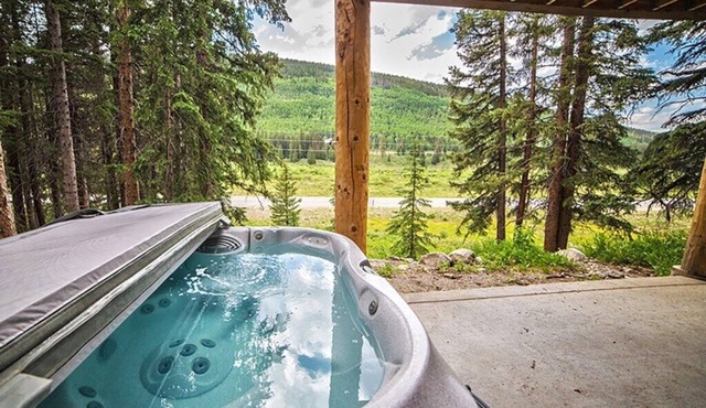 Blue River Family Getaway! Private Hot Tub!