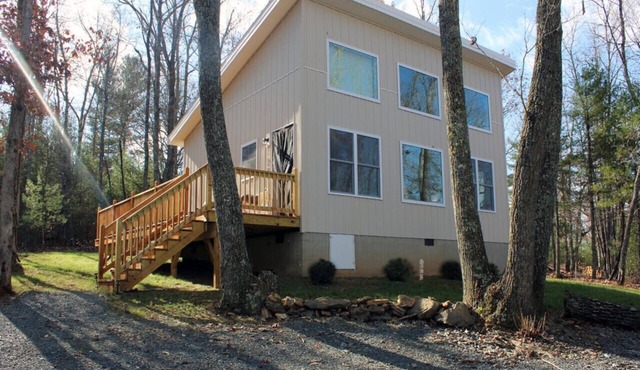 Blue Rock Escape by Buffalo Mtn Getaway