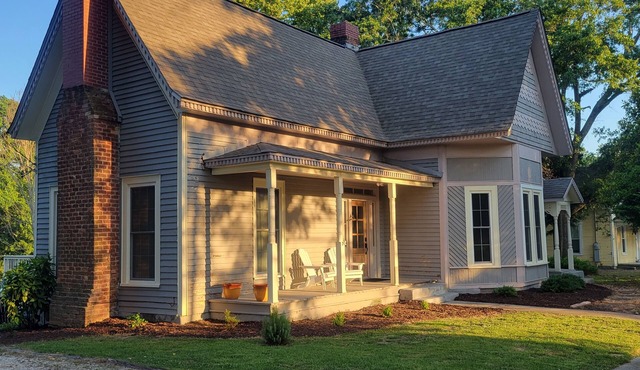 Blue Rose Bungalow: Downtown vibe w/1896 charm. Lake Life. Gym. Kitchen. Parking