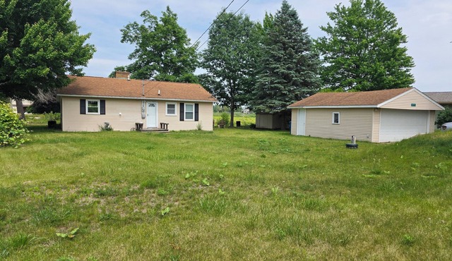 Blue's Pad.nA charming and cozy 2-bedroom house on Wixom Lake in Beaverton, MI