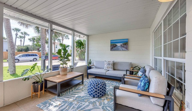 Blue Seahorse Beach cottage, Private backyard, free parking, steps from the sand