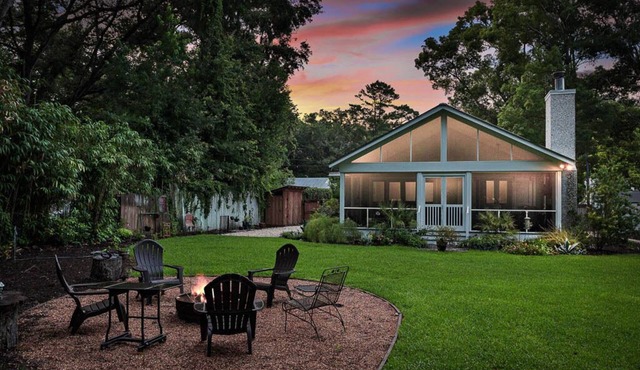 Blue Skies Cottage! Fun South Island Beach Cottage, Fire Pit, Private Backyard Close to EVERYTHING!