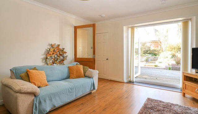 BLUE SKIES COTTAGE, pet friendly, country holiday cottage in Arbroath