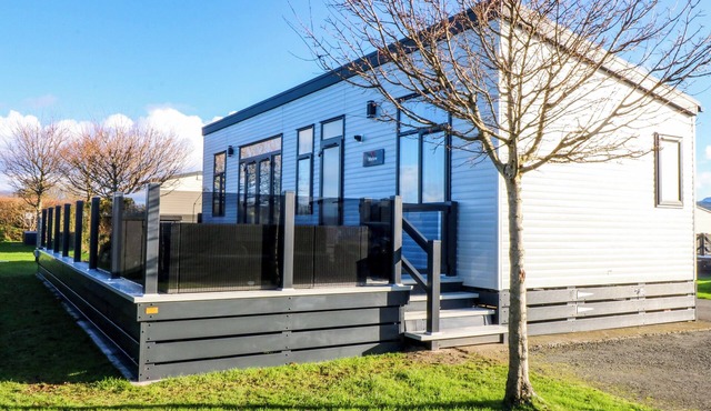 BLUE SKIES, family friendly, country holiday cottage in Caernarfon