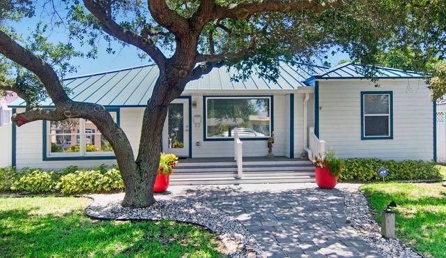 Blue Sky Beach Cottage- 1 block to the beach and in downtown Cocoa Beach!
