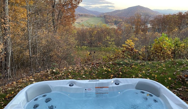 Blue Sky Cabin in Jefferson NC - Hot Tub, Firepit, Axe throwing, and more!
