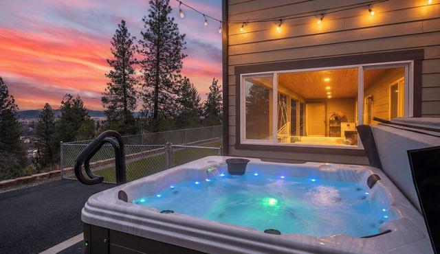 Blue Sky House, modern, 5 bedrooms, hot tub, city views, close to hospitals.