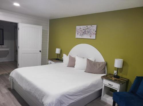 Blue Sky Inn- Complimentary Happy Hour Th-Sun, Veteran owned, Full Breakfast, Best green space, 1 mile from Blue Ridge, Fire Pit