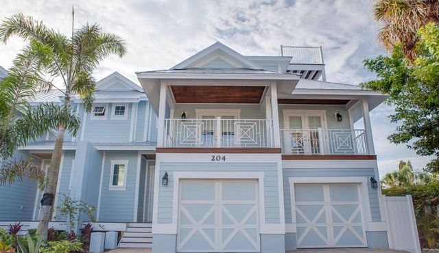 Blue Sky: Luxury 5 Bdrm/4 bath with heated pool - 1 block to beach!