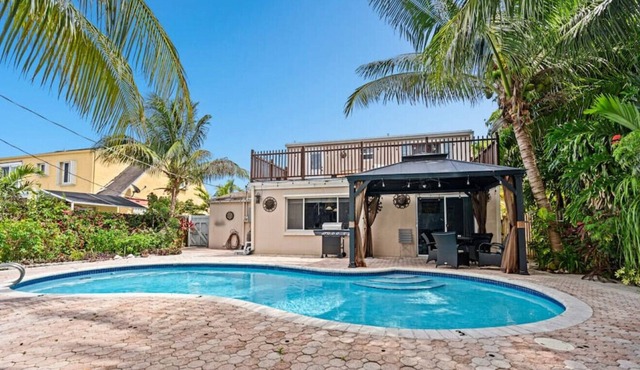 Blue Sky Manor - 2 Story House w/ Heated Pool & Large Balcony