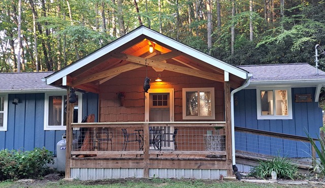 Blue Smoke Cottage - Comfortable Cottage in the Mountains - Hot Tub - Fireplace