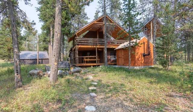 Blue Springs Pond Cabin ⁓Near Yellowstone ⁓Hot Tub