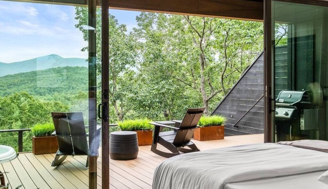 Blue Spruce, Alpine Cabin -Views! Outdoor shower, hot tub, more!