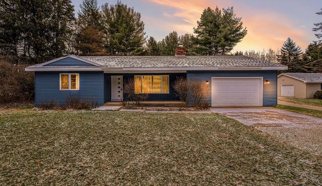 BLUE SPRUCE COTTAGE - Modern Lake House w/shared Frontage on Thayer Lake