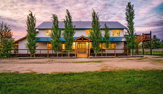 Blue Spruce Inn 1.25 acres mountain views 6 bed 6.5 bath 4,040 sqft