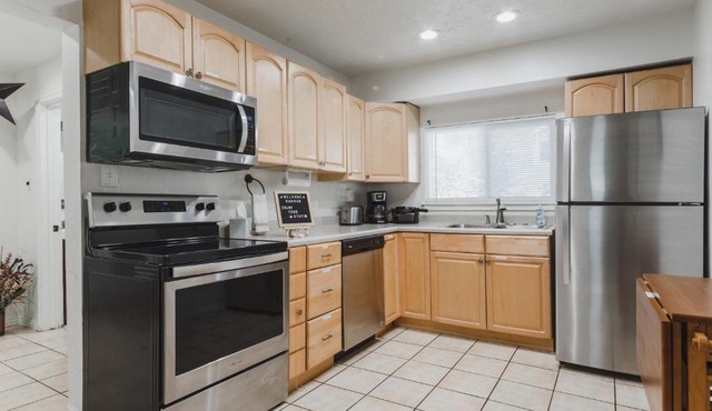 Blue Spruce on Main - Convenient location - 4bd remodeled