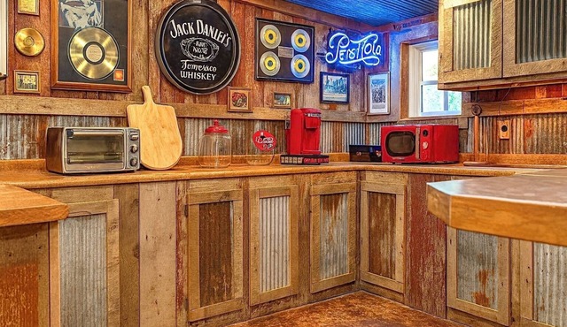 Blue Suede Stay - Elvis’s Escape with Pool Table Near Coalmont OHV