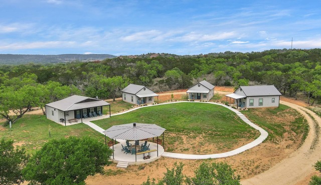 Blue Truck Ranch-6 Acres 3 Cottages FIRE PIT!