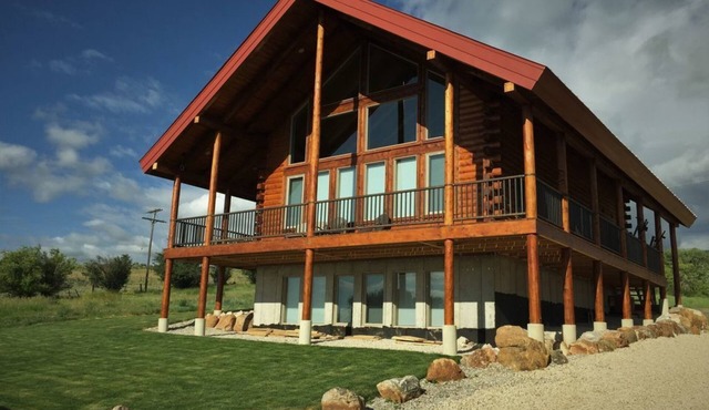 Blue View Bear Lake-5 bedroom 3.5 bath log cabin, incredible views! Sleeps 18!