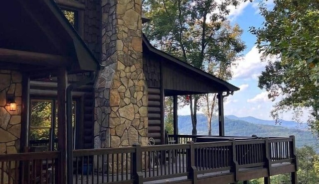 Blue View Lodge | Mountain Views & Movie Theater