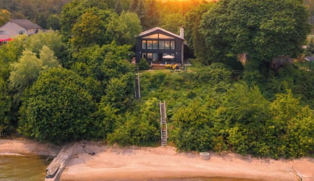 Blue Water Beach House! Amazing Beach, sleeps 20!