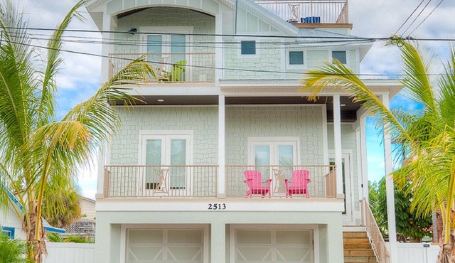 Blue Water Beach House: 5+ bdrm, 4.5 bath, Heated Pool/spa, 1.5 blocks to beach