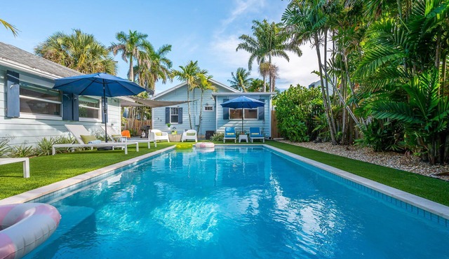 Blue Water Bungalow - Chic Palm Beach Vibes