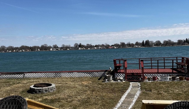 Blue Water Bungalow :Fall Foliage and Riverfront Views Newly LIsted 2025!