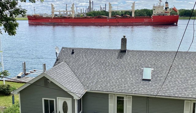 Blue Water Hideaway.Awesome renovation.Incredible River Views.Free Wifi