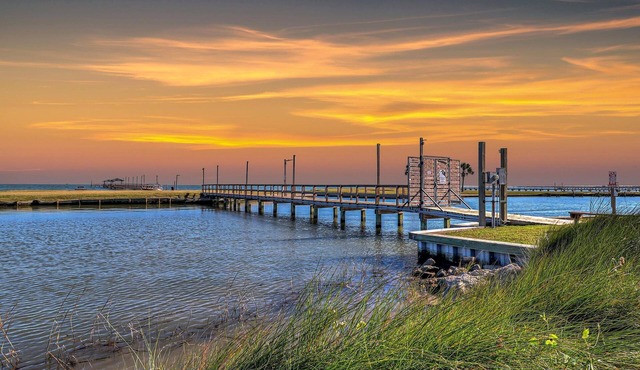 Blue Wave Landing RRYC59! 720 ft lighted fishing pier, pool and boat launch